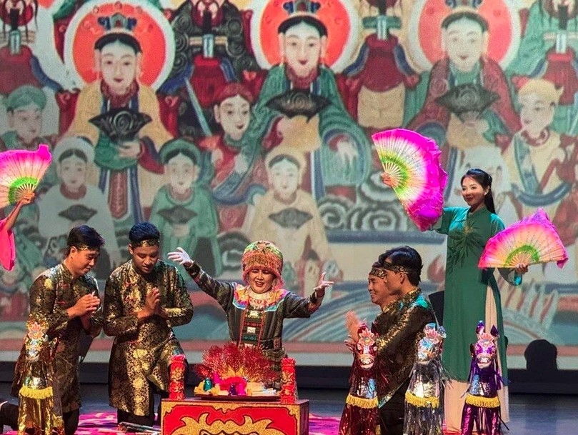 People’s Artist Le Ngoc (central) performs “Co doi thuong ngan” (Goddess of Forest) at the 2024 Asia Pacific Arts Festival. (Photo: nguoihanoi.vn)