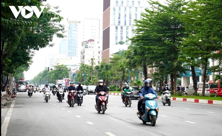 With Hanoi forecast to endure temperatures of around 20 degrees Celsius, local people must dig into their wardrobes before heading out in order to retrieve a coat suitable for the cold weather.