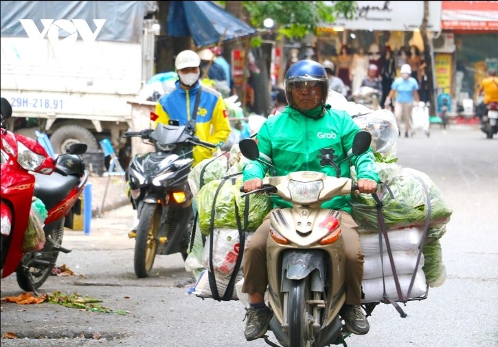Despite enduring the cold air, labourers across the capital battle as they continue with their jobs.