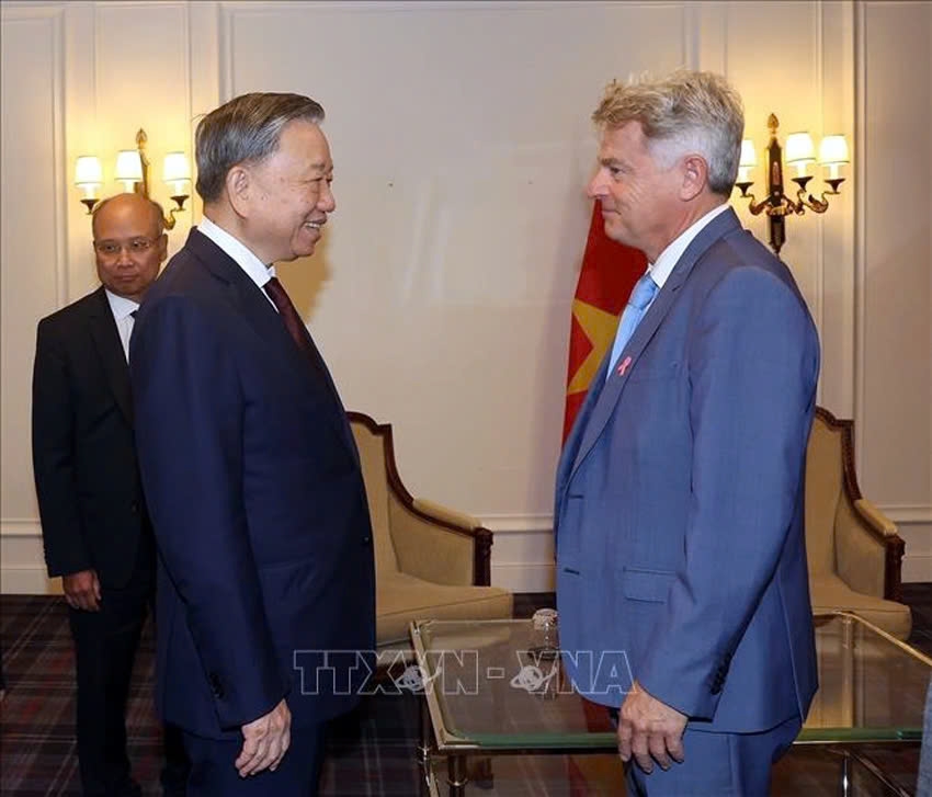 Vietnamese General Secretary and President To Lam (L) and National Secretary of the French Communist Party Fabien Roussel during their meeting in Paris on October 7 as part of To Lam's ongoing visit to France at the invitation of French Emmanuel Macron. (Photo: VNA)