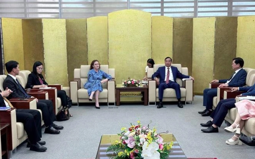 Chairman of Da Nang People’s Committee Le Trung Chinh hosts a reception for New Zealand Ambassador to Vietnam Caroline Beresford on October 1.
