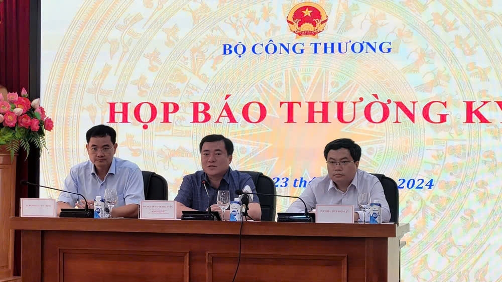 Deputy Minister of Industry and Trade Nguyen Sinh Nhat Tan (centre) speaks at a regular press briefing of the Ministry of Industry and Trade in Hanoi on October 23