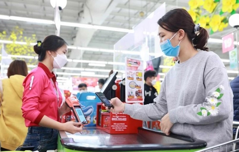 Cashless payment at Big C Thang Long (Photo: laodong.vn)