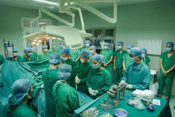 Doctors and nurses spend a minute of silence in memory of the organ donor