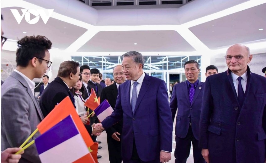 Vietnamese Embassy staff greet the top Vietnamese leader at the airport