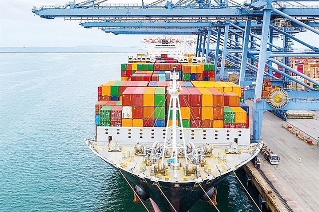 Goods are loaded for exports at a port in northern region. A slowdown in Vietnam’s trade surplus was one of the temporary disadvantages for the domestic exchange rate. (Photo: thoibaotaichinhvietnam.vn)