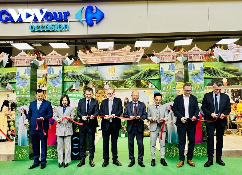 Delegates cut the ribbon to open the second Vietnamese consumer goods week in 2024.