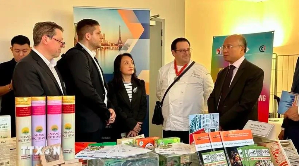 Vietnamese Ambassador Dinh Toan Thang meets with Vietnamese and French enterprises at the event.