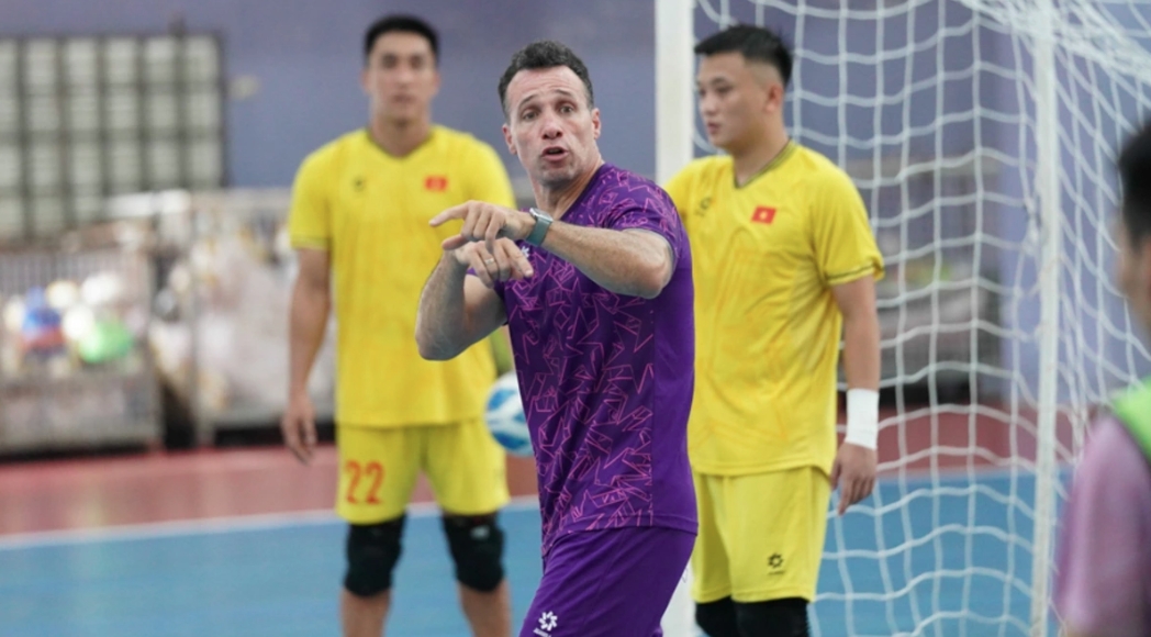 Argentinean coach Diego Giustozzi expects Vietnamese team will secure as many points as possible in matches against Timor Leste, Malaysia, and Brunei before facing Thailand. (Photo courtesy of VFF)