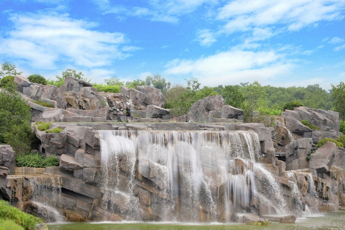 The unique hole 19 of the Kings Course yard with the ball is located on the top of the waterfall.