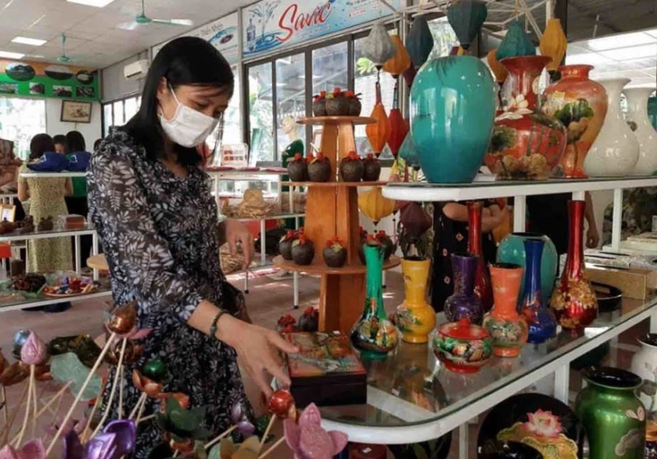 A tourist visits a lacquerware store in Ha Thai village, Duyen Thai commune, Thuong Tin district in Hanoi. (Photo: hanoimoi.vn)