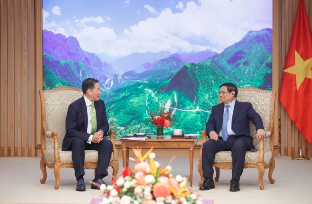 PM Pham Minh Chinh (right) receives Chairman of Hyosung Group Cho Hyun-joon in Hanoi on October 14.