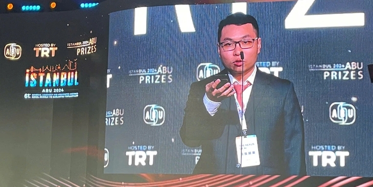 VOV reporter Nguyen Xuan Hung delivers the acceptance speech at the ABU awards ceremony in Istanbul, Turkey, October 22, 2024.