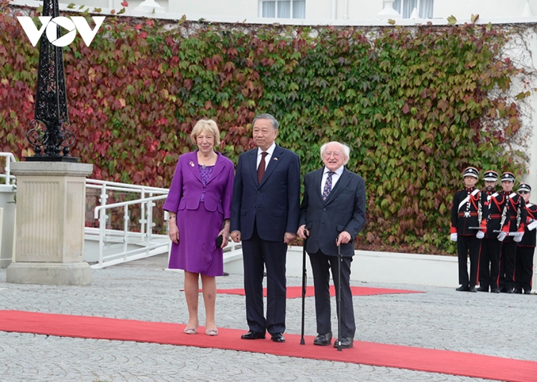 Irish President Michael D. Higgins (R) and his spouse chair an official welcome ceremony for General Secretary of the Communist Party of Vietnam Central Committee and State President To Lam (R).