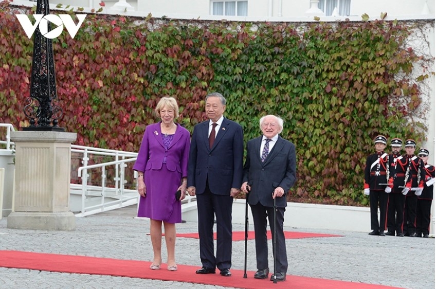 President of Ireland Michael D. Higgins and his spouse alongside Party General Secretary and State President To Lam pose for a photo.