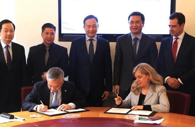 General Director of SCIC Nguyen Quoc Huy (L) and Chief International Business Officer of SACE Michal Ron ink a MoU on cooperation between the two sides.