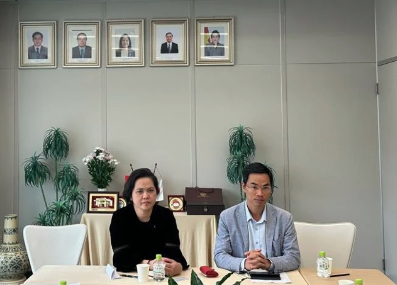 Vietnamese Consul General in Fukuoka Vu Chi Mai (left) and the National Innovation Centre (NIC)'s Deputy Director Do Tien Thinh at the working session