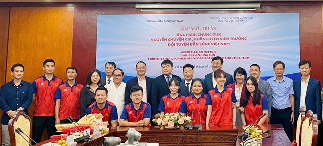 Former coach and expert Park Chung-gun (centre - second row) and other Vietnamese sports officials and marksmen in Hanoi on October 8. (Photo: tienphong.vn)