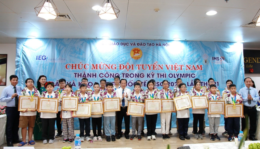 All 24 students of the Vietnamese team win medals at the 21st International Mathematics and Science Olympiad (IMSO). (Photo courtesy of the Ministry of Education and Training)