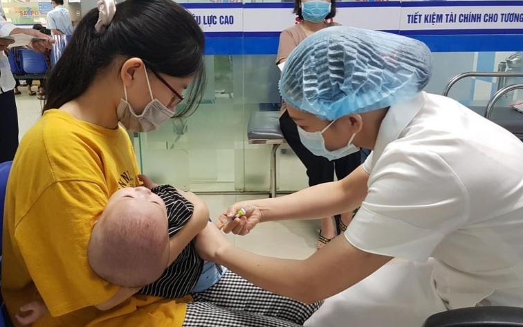 A baby gets measles jab at a medical station in Hanoi (Photo: Internet)