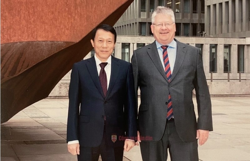 Minister of Public Security General Luong Tam Quang and Bruno Kahl, President of the German Federal Intelligence Service