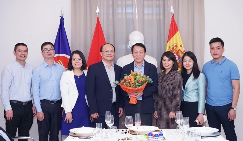 Minister of Public Security General Luong Tam Quang visits Vietnamese Embassy staff in Spain