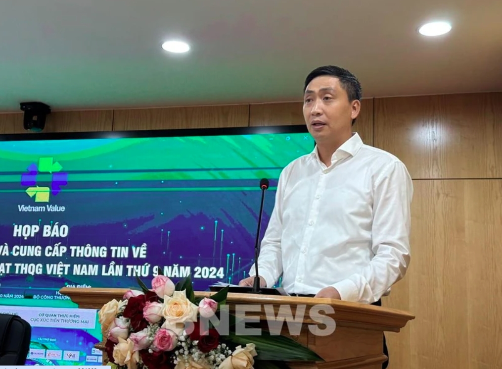 VIETRADE Deputy Director Hoang Minh Chien speaks at the press conference.