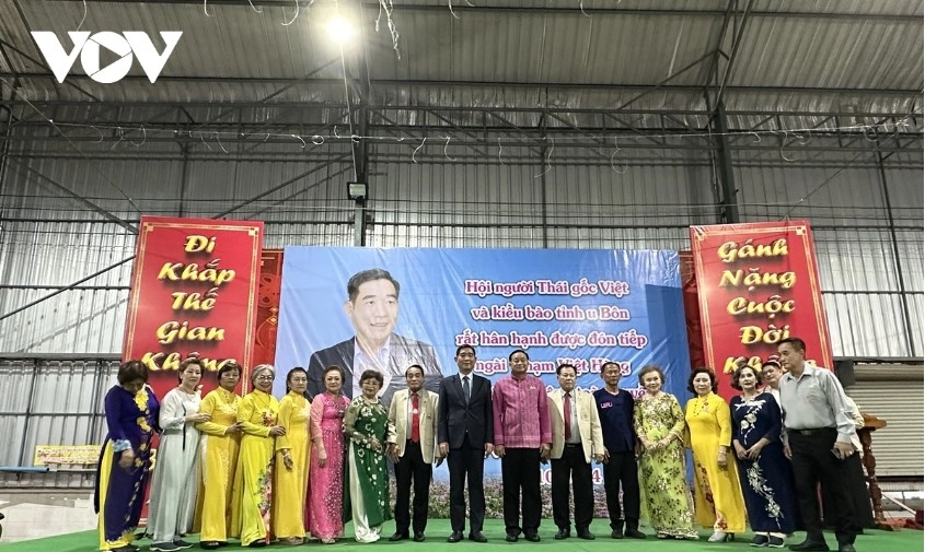 Ambassador Pham Viet Hung meets with overseas Vietnamese community representatives in Ubon Ratchathani province.