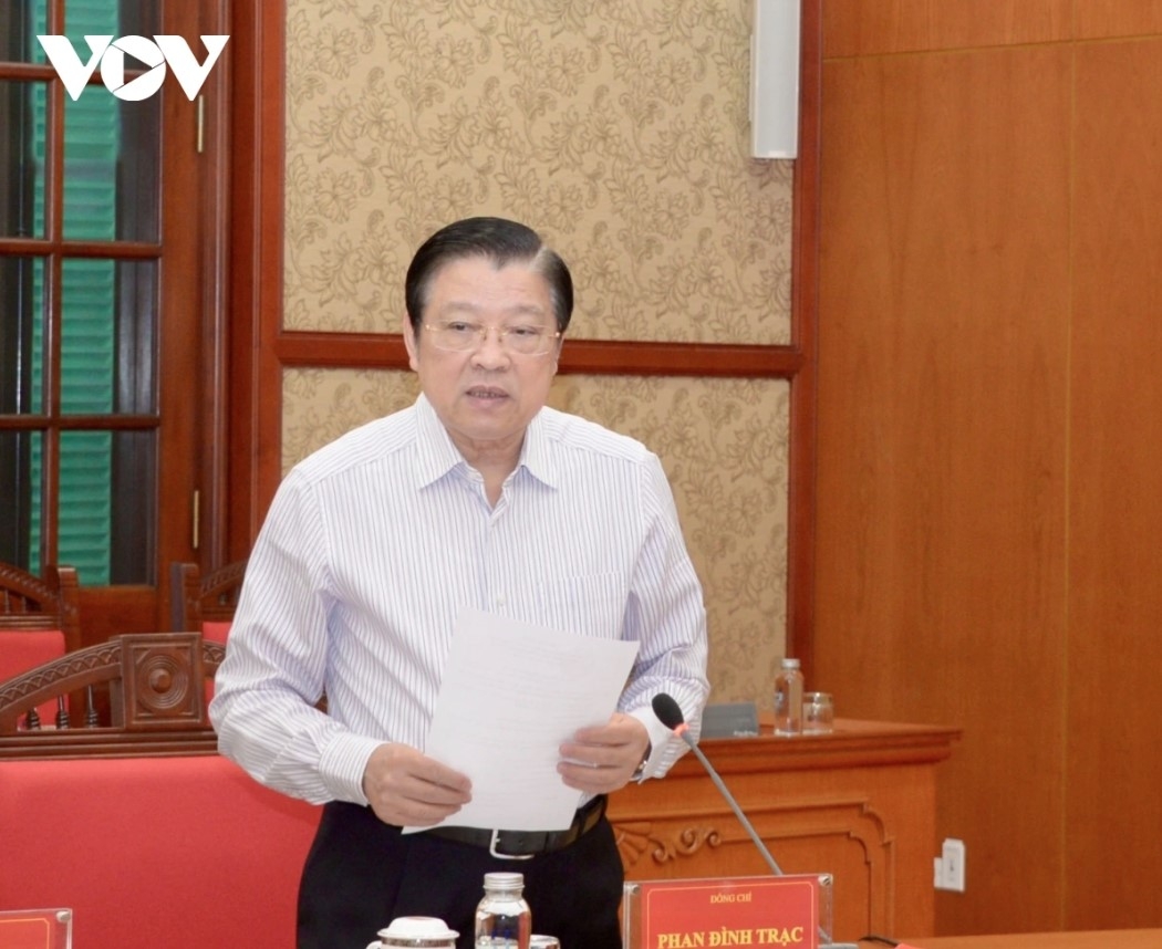 Phan Dinh Trac, Politburo member, Secretary of the Party Central Committee (PCC) and Chairman of the PCC's Commission for Internal Affairs speaks at the meeting.