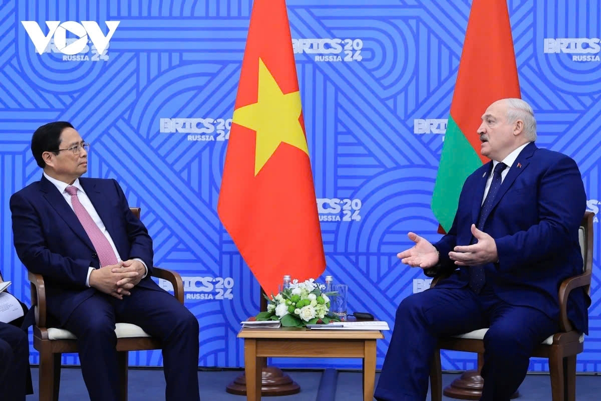 Vietnamese Prime Minister Pham Minh Chinh (L) and Belarus President Aleksander Lukashenko during their meeting on the sidelines of the BRICS Summit in Russia on October 24