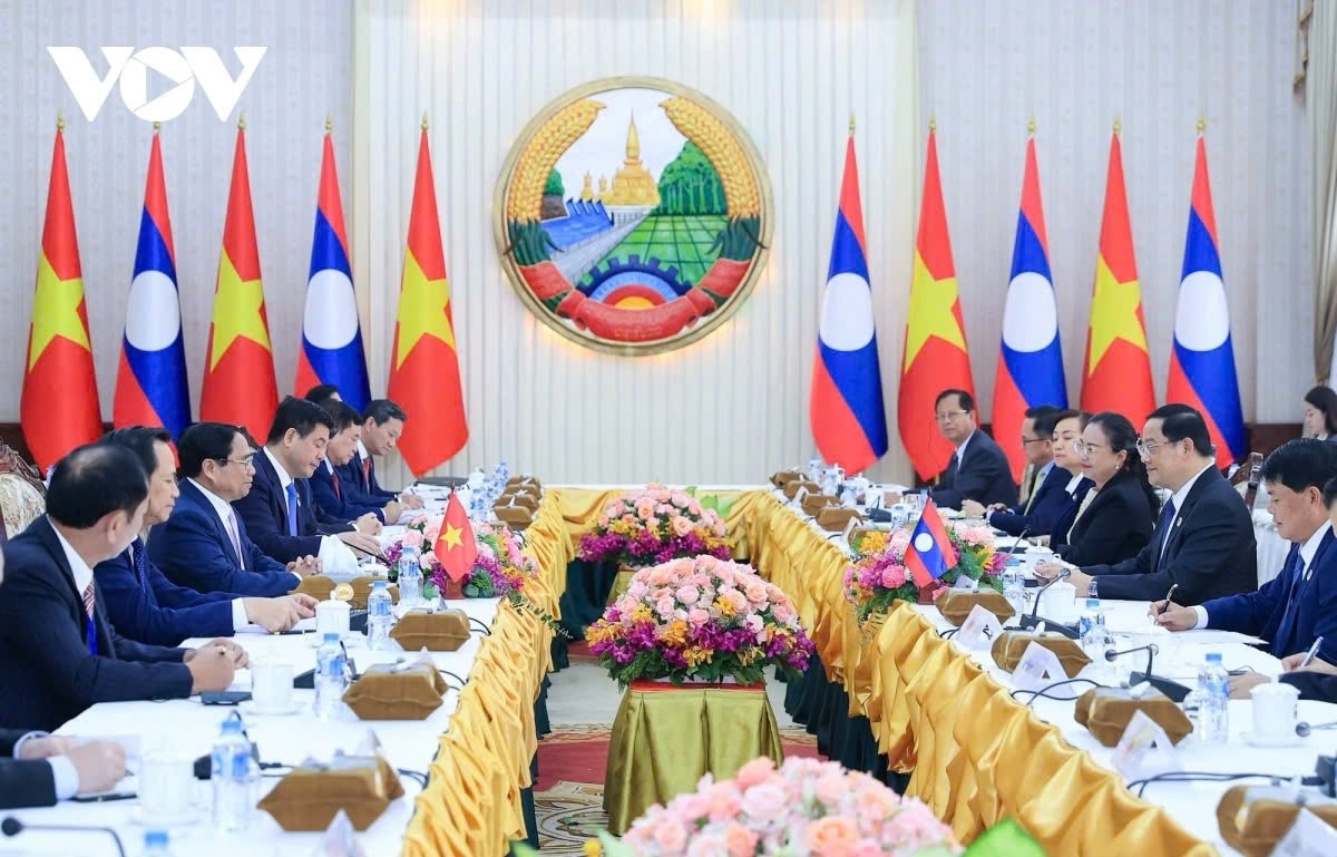 Vietnamese Prime Minister Pham Minh Chinh and his Lao counterpart Sonexay Siphandone discuss measures to deepen the great relationship, special solidarity, and comprehensive cooperation between the two countries during their meeting in Vientiane on October 8 as part of the 44th and 45th ASEAN Summits and related meetings.