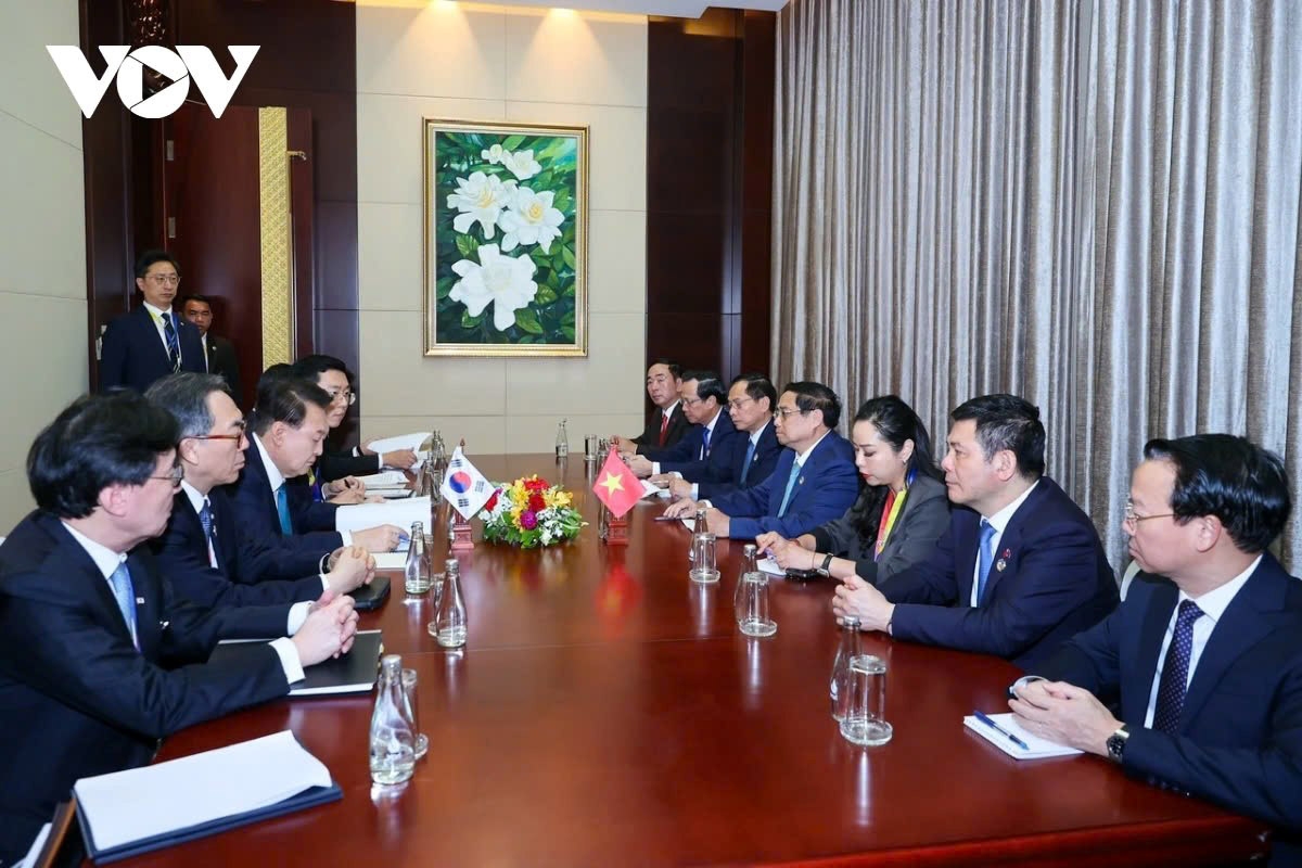 Prime Minister Pham Minh Chinh of Vietnam and President Yoon Suk-yeol of the Republic of Korea discuss measures to reinforce the comprehensive strategic partnership between the two countries, during their meeting in Vientiane on October 10
