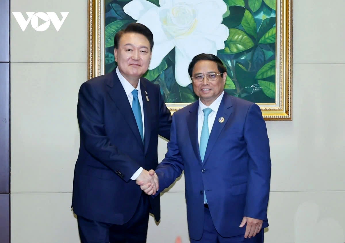 Prime Minister Pham Minh Chinh of Vietnam and President Yoon Suk-yeol of the Republic of Korea shaking hands ahead of their meeting in Vientiane on October 10