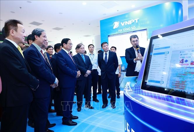 The Government leader visits an exhibition to display innovative Vietnamese products.