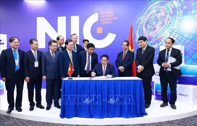 PM Chinh writes in the guestbook at the Vietnam National Innovation Centre.