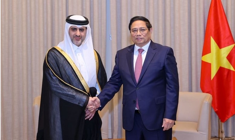 Prime Minister Pham Minh Chinh meets Governor of Qatar Central Bank (QCB) and Chairman of Qatar Investment Authority (QIA) Sheikh Bandar bin Mohammed bin Saoud Al-Thani. 