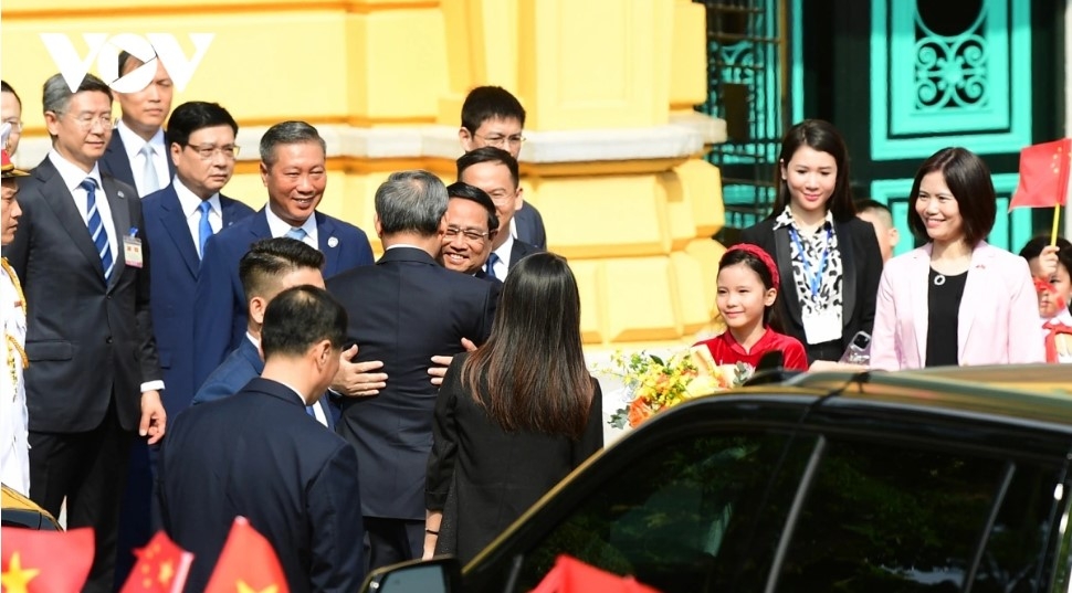 PM Pham Minh Chinh welcomes his Chinese counterpart Li Qiang.