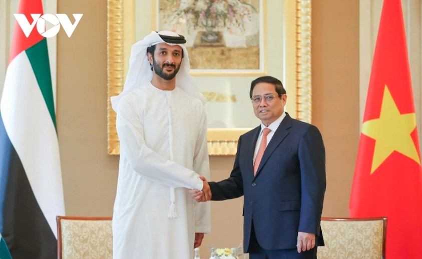 Prime Minister Pham Minh Chinh (R) and UAE Minister of Economy Abdulla Bin Touq Al Marri in Abu Dhabi 