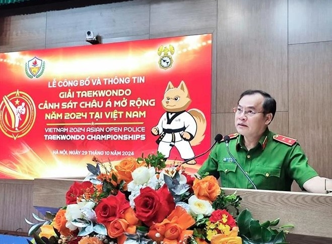 Deputy Minister of Public Security Lieutenant General Nguyen Van Long speaks at the ceremony to announce the Vietnam 2024 Asian Open Police Taekwondo Championships