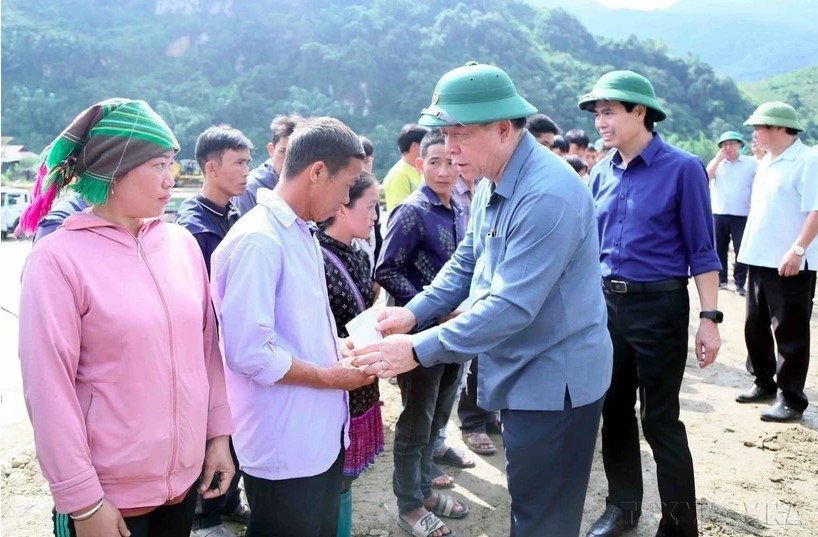 Politburo member, Chairman of the Party Central Committee's Information and Education Commission Nguyen Trong Nghia presents gifts to residents in Ngoc Chien commune, Muong La district, Son La province.