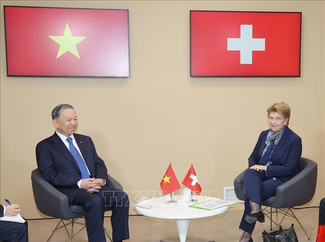 Vietnamese Party General Secretary and President To Lam (L) and Swiss President Viola Amherd during their meeting on the sidelines of the 19th Francophonine Summit in Paris on October 5 (Photo: VNA)