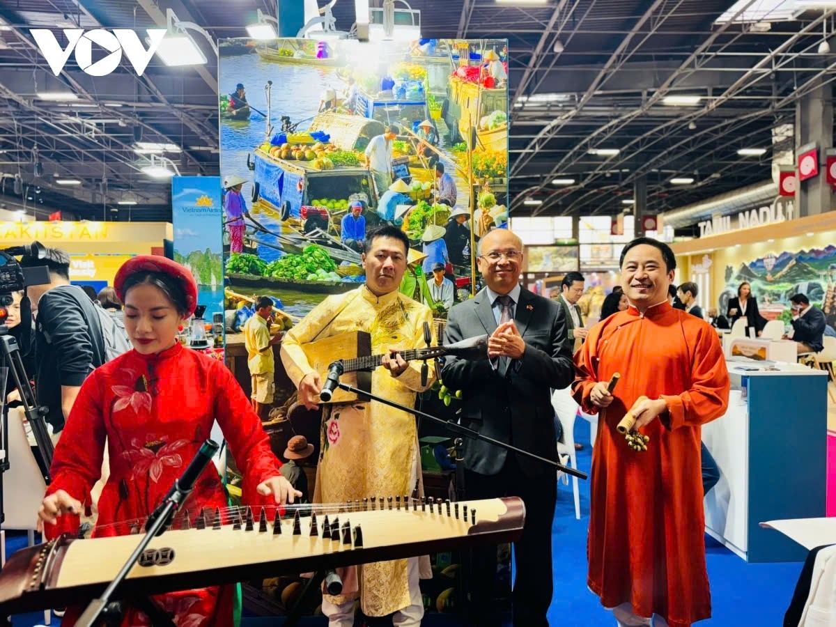 Promoting Vietnamese culture during a festival in France