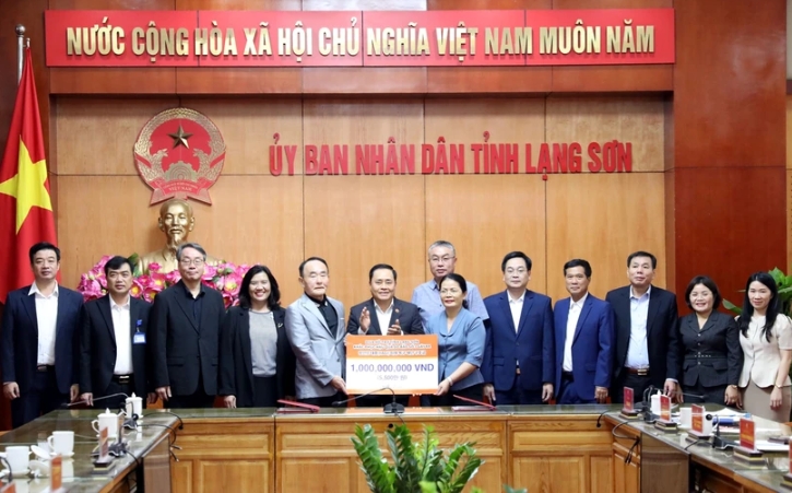 The Republic of Korea (RoK)’s Daejin International Volunteers Association (DIVA) has presented VND1 billion (over US$40,200) in international emergency aid to 15 households in the northern province of Lang Son suffering damage from Typhoon Yagi.