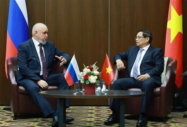 Prime Minister Pham Minh Chinh (right) and Russian Minister of Energy Sergey Tsivilev