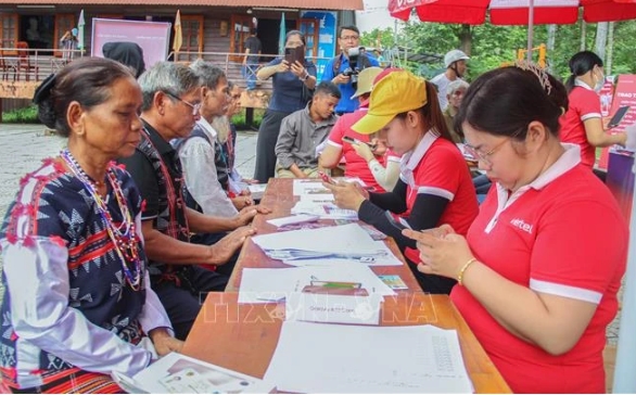 Co Tu ethnic minority people receive support to register SIM cards and install new cell phones