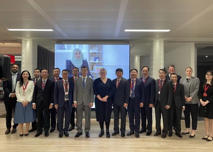The State Audit Office of Vietnam (SAV) delegation take a photo with Chief Executive of the Association of Chartered Certified Accountants (ACCA) Helen Brand.