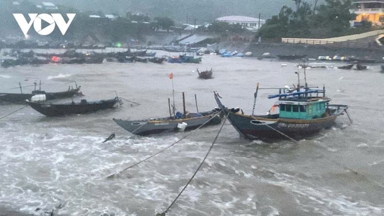 Localities from Quang Binh to Quang Ngai have already banned vessels from going out. Four airports in central Vietnam have also closed.