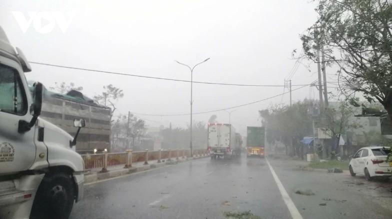 The eye of  the storm makes landfall in Thua Thien-Hue province and Da Nang city at around 10 a.m. on October 27.