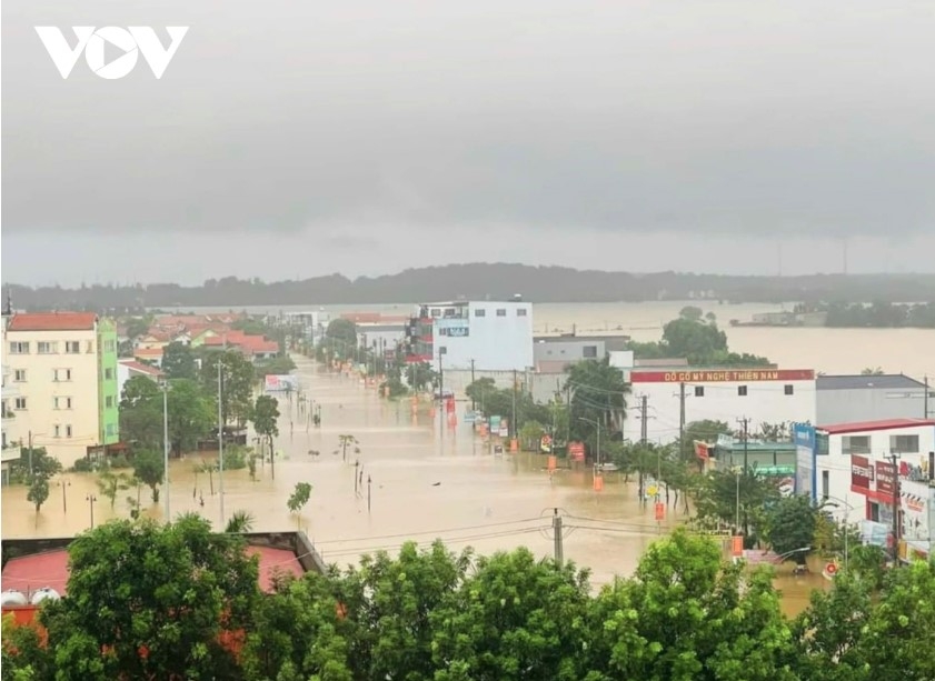 According to details given by the local authorities of these districts, they have been forced to evacuate over 150 households from dangerous areas to safe locations due to rising flood water.