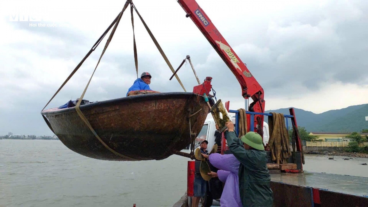 At Tho Quang port in Da Nang, fishermen are busy hiring cranes in an effort to bring their boats ashore.